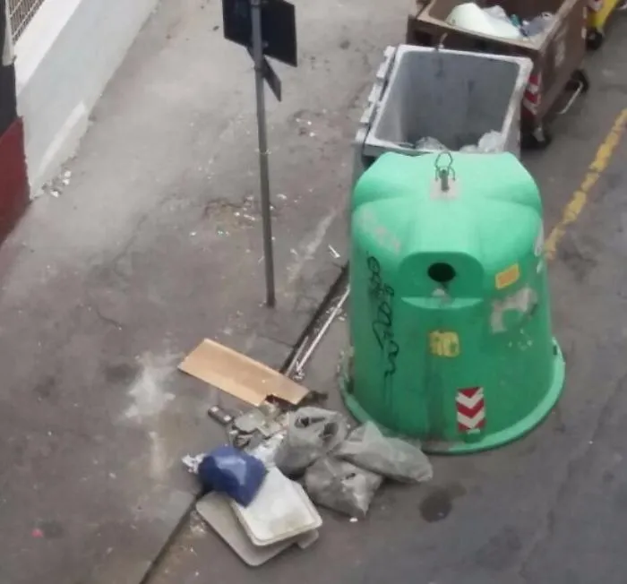 Amianto abbandonato in mezzo alla strada a Catania