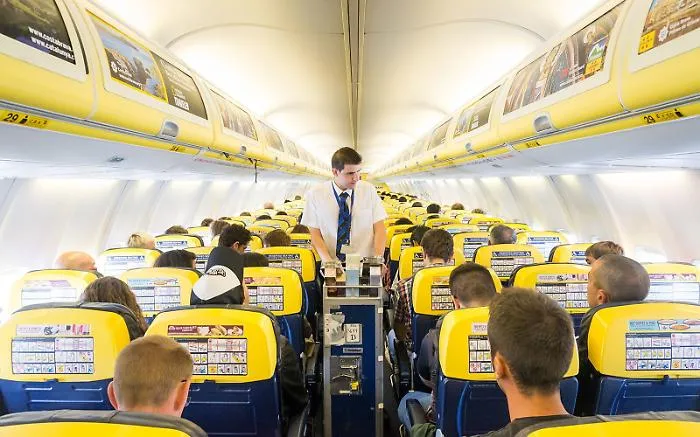 Se le danno di santa ragione a 10 metri di quota, paura sul volo Palermo Torino