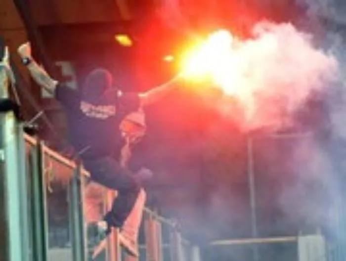 Petardi e fumogeni al Massimino, denunciati tre tifosi del Catanzaro