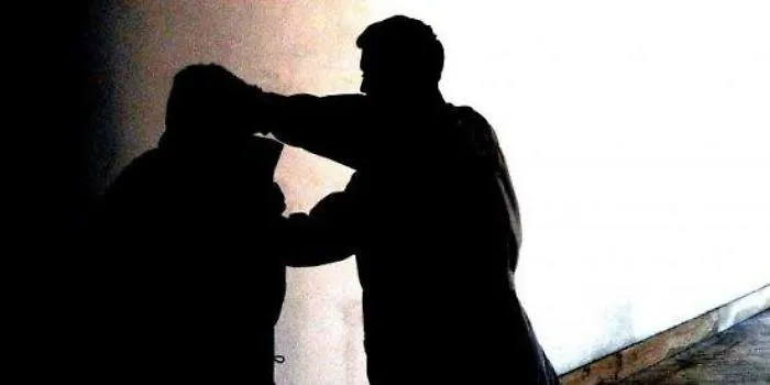 &laquo;Ti comporti come una femmina&raquo;. E lo massacra a calci e pugni