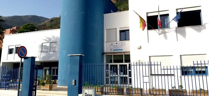 Cibi avariati alla mensa scolastica, intossicati 35 alunni nel Trapanese