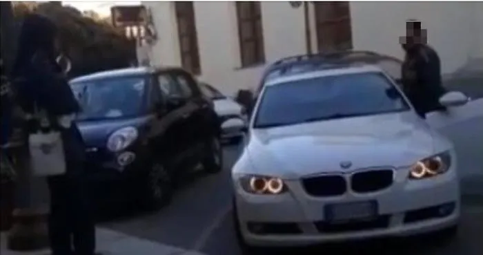 Castelvetrano, la vigilessa gli fa la multa e lui la sputa
