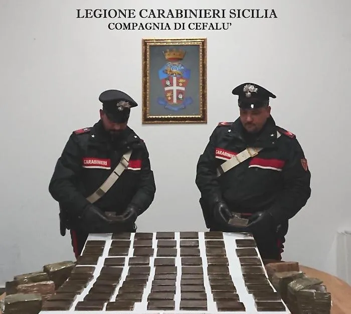 Cefal&ugrave;, sull'auto avevano sette chili di hashish avvolti in fogli di giornale