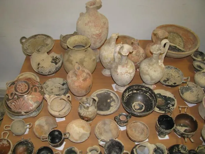 Caltanissetta, sgominato traffico internazionale di reperti archeologici siciliani