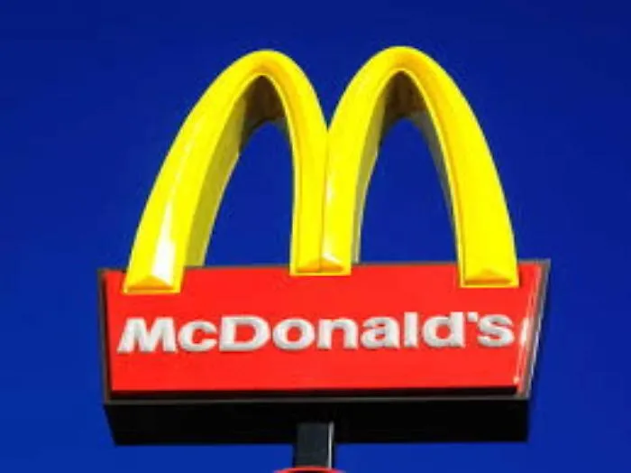 Altro che panini, con un escavatore dal McDonald portano via la cassa...