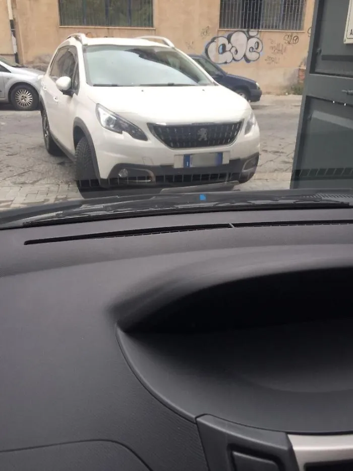 Catania, via Pietro Mascagni: passo carrabile "violentato"