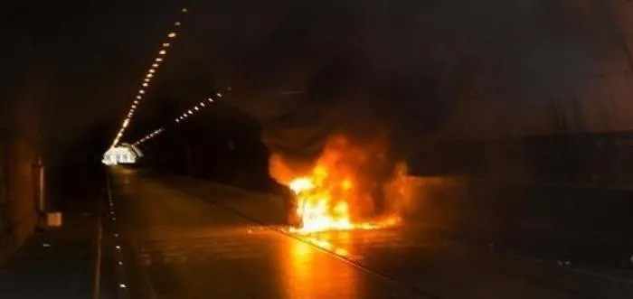 Auto in fiamme in galleria Catania-Siracusa: traffico deviato