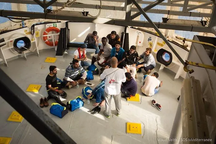 Aquarius salva 11 migranti nel Canale e rifiuta di consegnarli alla Libia