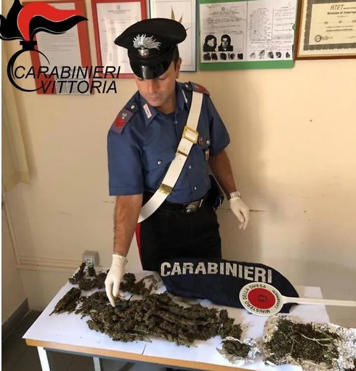 Vittoria, spacciava davanti a scuola: un 19enne arrestato da carabinieri