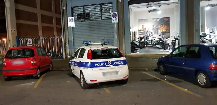 Catania: auto Polizia municipale occupa due posti per disabili per circa 40 minuti