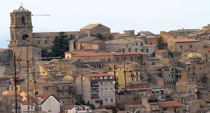 Enna, esce da casa e scompare: ritrovato morto in fondo a rupe 