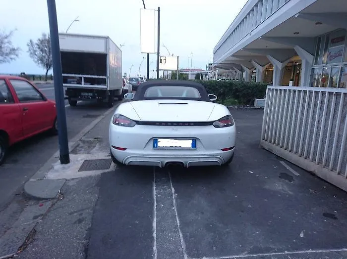 Catania, parcheggio "selvaggio" in viale A. Alagona