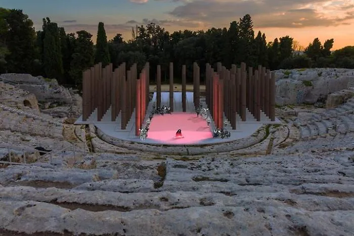 Siracusa, scenografia "Le Troiane" con abeti abbattuti da tempesta in Friuli