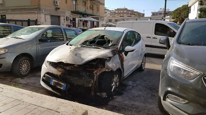 Auto bruciata a giornalista siracusano, intimidazione per inchieste su mafia?