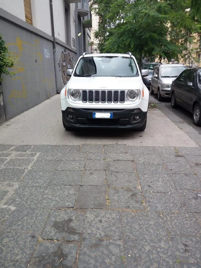 Catania, Via Lavaggi: i soliti furbetti del parcheggio sbrigativo