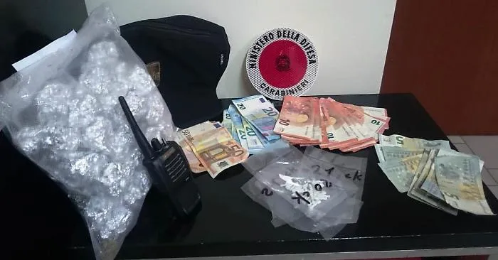Librino, il pusher fugge dalla scala A, ma nella scala B lo attendono i carabinieri