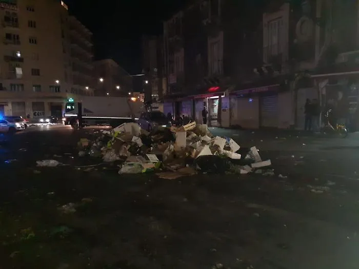 Catania: piazza Carlo Alberto dopo una giornata di mercato