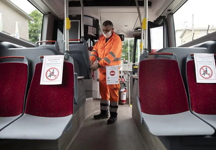 Coronavirus, stop al distanziamento sociale sui bus ma servir&agrave; la mascherina