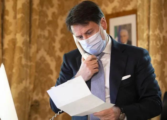 Natale, feste blindate ma &egrave; gi&agrave; polemica sul nuovo Dpcm: ecco i punti controversi