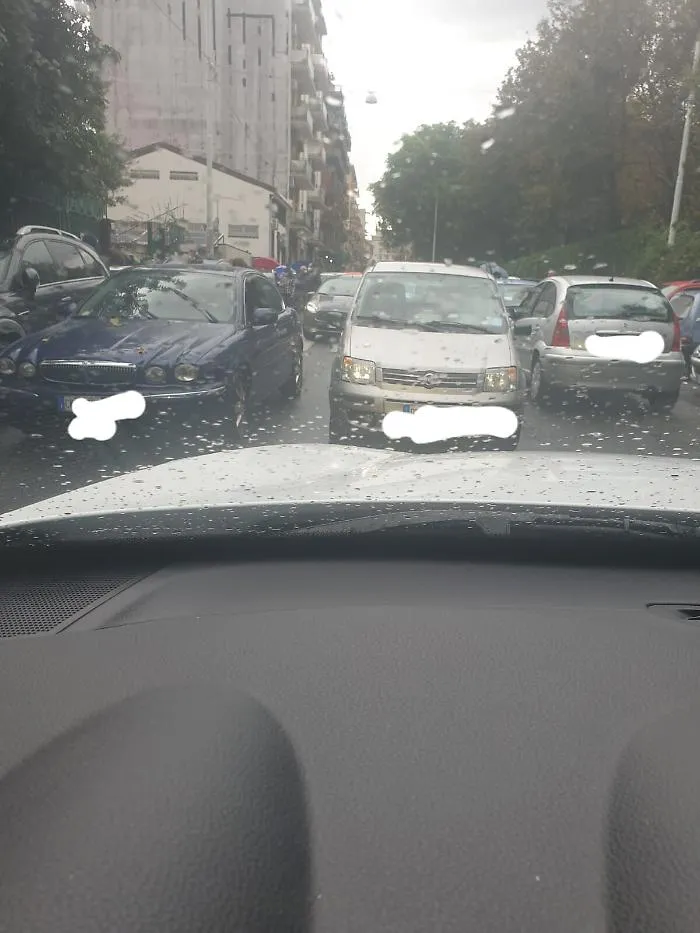 Catania: Via Sassari, caos all'uscita della scuola Dante Aligheri