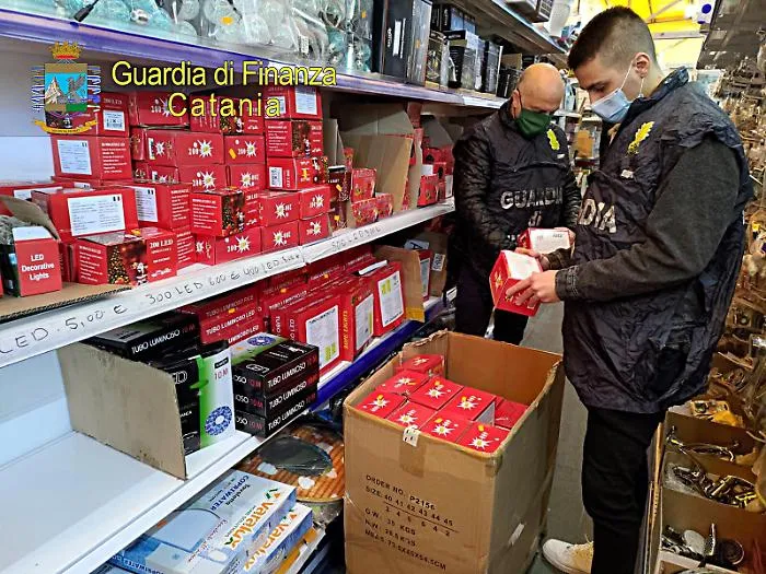 Luci natalizie e articoli elettrici pericolosi sequestrati nel Catanese