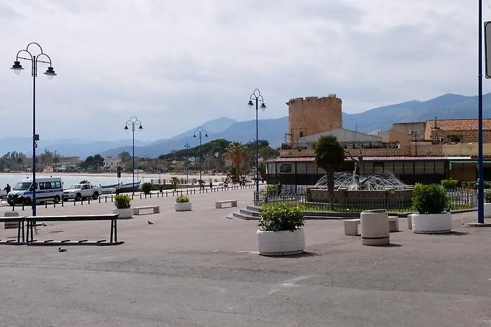 Covid, regole anti-assembramento a Palermo: Orlando firma ordinanza