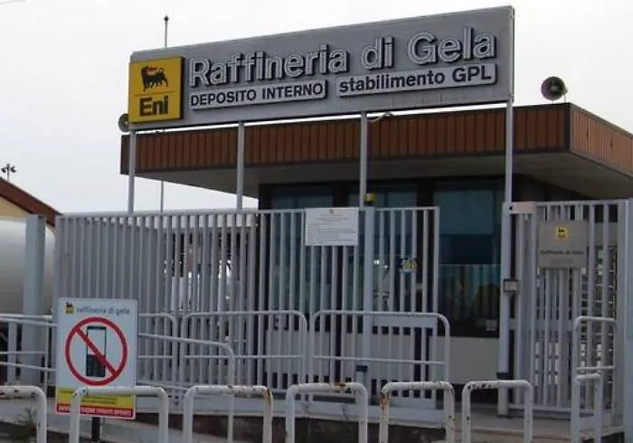 Raffineria Eni Gela, le mogli degli ex operai dell'indotto chiedono il ritorno al lavoro dei mariti