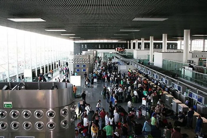 Catania, nell'armadietto di operaio addetto a bagagli nell'aeroporto valute estere, occhiali, profumi...
