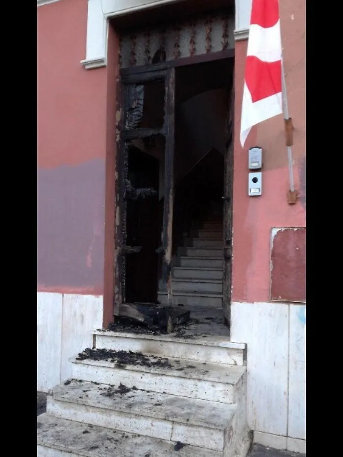 Fuoco al portone di un bracciante a Ravanusa: l'ombra di un avvertimento e indagini a tutto campo