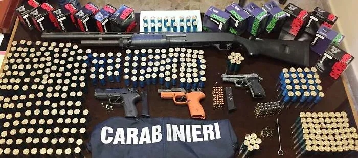 Catania, carabinieri scoprono deposito di armi a San Cristoforo