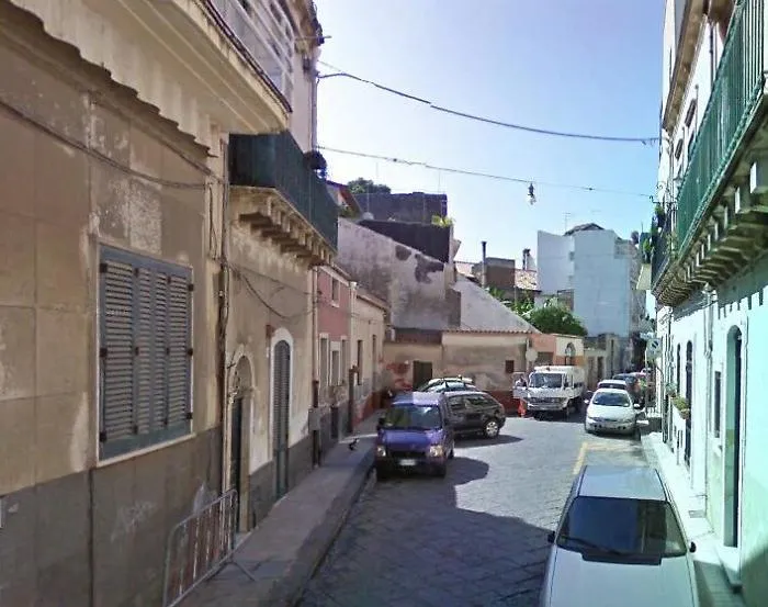 Aci Castello, si invaghisce di una ragazza e organizza un raid punitivo contro il fidanzato di lei