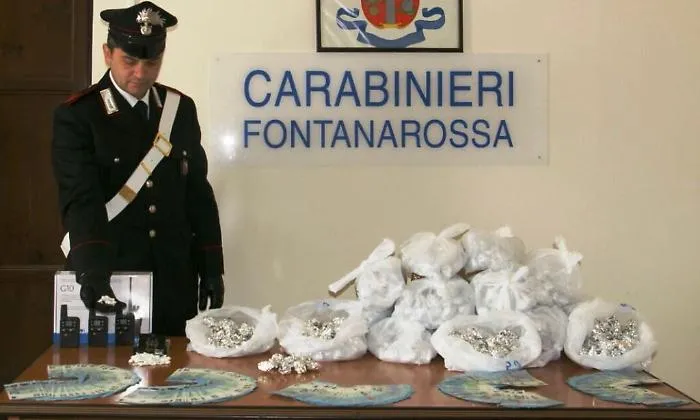 Catania, in un sottotetto di Librino droga e 10 mila euro falsi