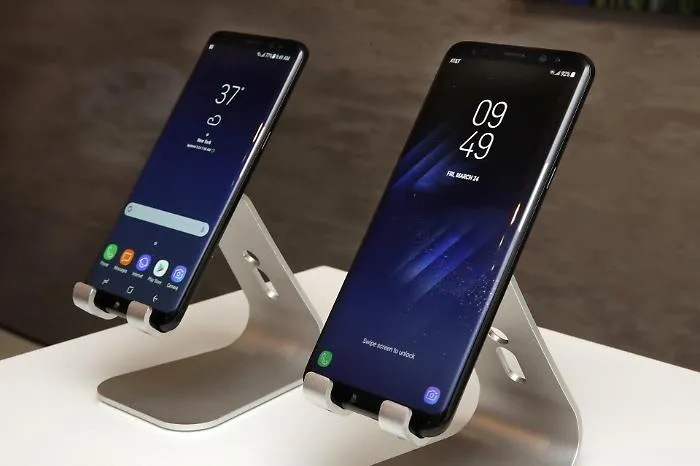 Dopo lo scandalo nel Note7, Samsung affida il rilancio all'S8: mega display e sblocco con l'iride