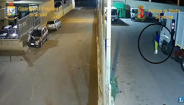 In cambio del "pizzo" hanno chiesto l'assunzione di due operai, "mediatore" un imprenditore catanese