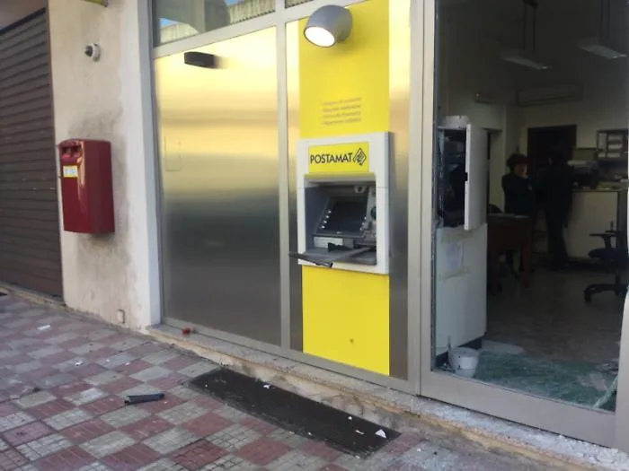 Giarre, nella notte tentano di portare via il Postamat: assalto fallito