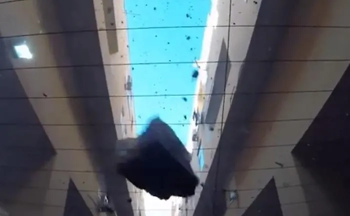 Spari e pietre contro l'inviato di Striscia, indagini dei carabinieri e polemiche