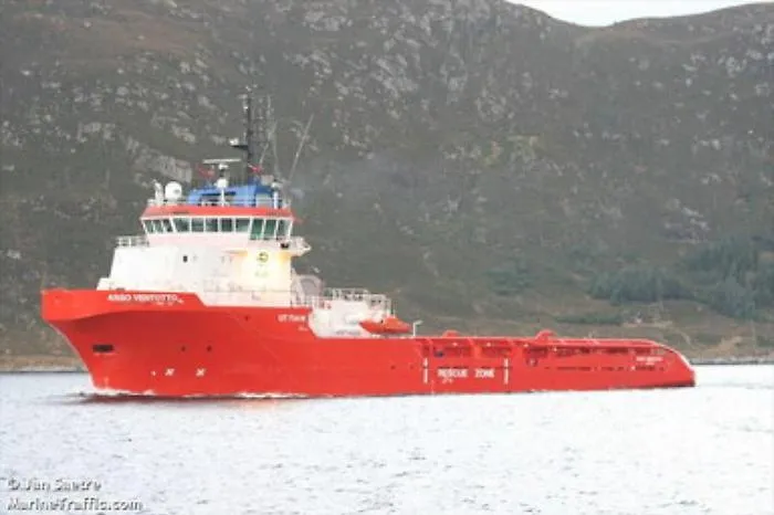 Migranti a Vendicari su barca a vela Usa mentre scoppia un caso "Asso Ventotto" 