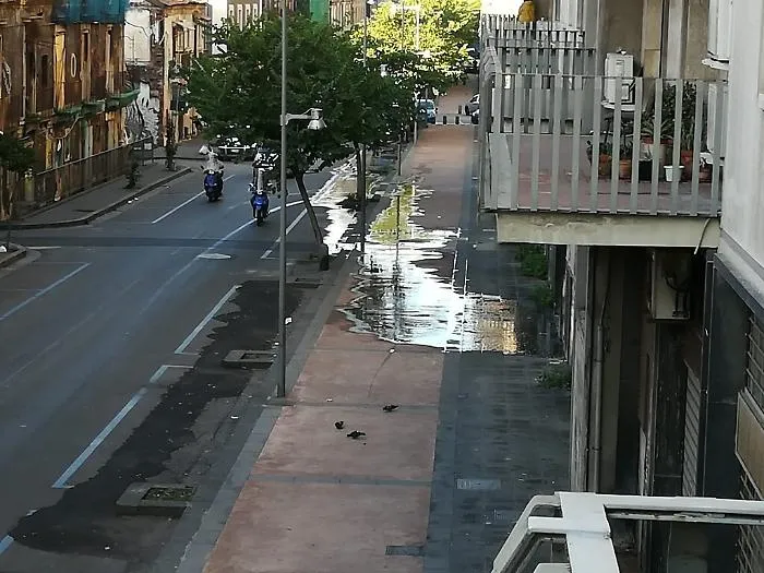 Catania: Via Di Prima. Quando "u pirituri" si intasa e la fognatura scende in "pista ciclabile"