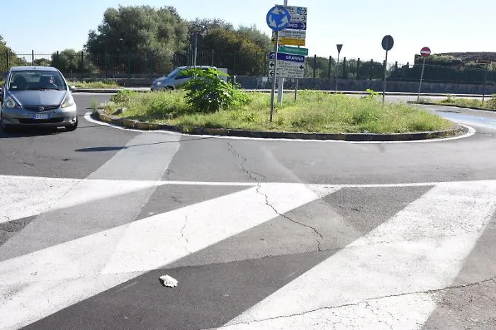 Catania, rotatoria fatale nella notte: 40enne su uno scooter perde la vita