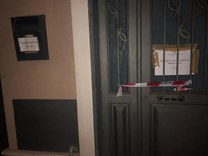 Patern&ograve;, un mazzo di fiori bianchi davanti alla casa della tragedia