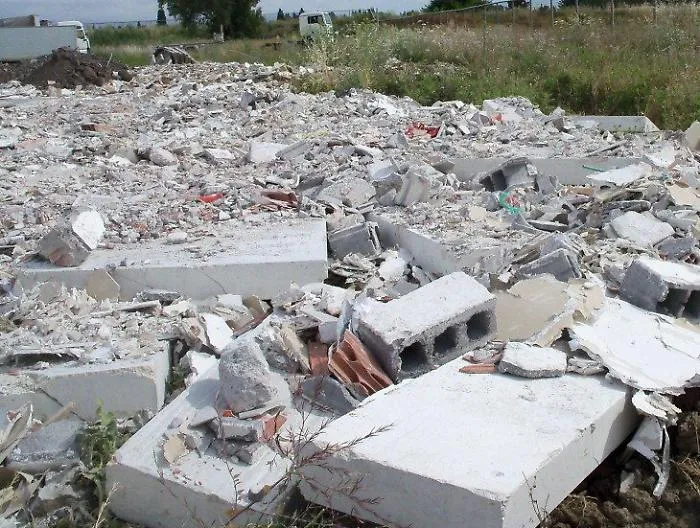 Catania, casa abusiva abbattuta all'Oasi del Simeto