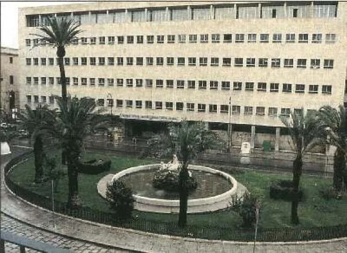 Palermo, &egrave; vittima dei bulli ma lo zio d&agrave; una testata al prof