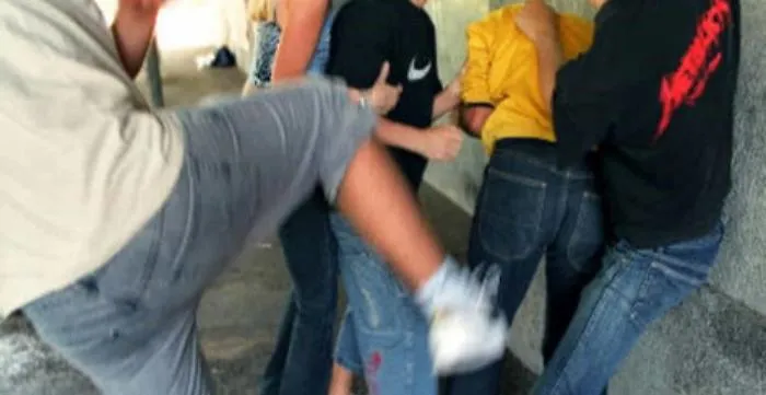 Vittoria, &laquo;Dammi il telefono, frocio&raquo;E la baby gang picchia giovane gay