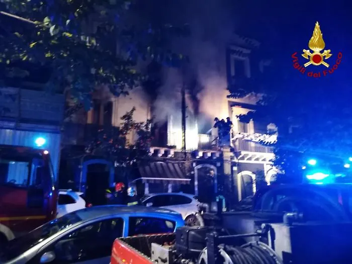 Catania, paura per un incendio in via Di Prima: salvate tre persone