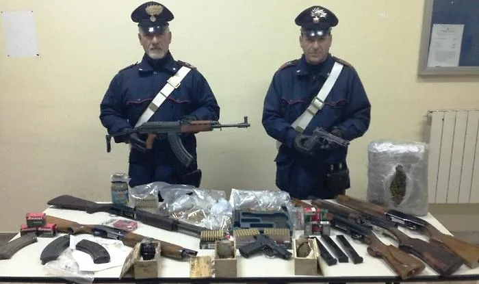 Era il custode delle armi e della droga dei clan di Patern&ograve;: arrestato