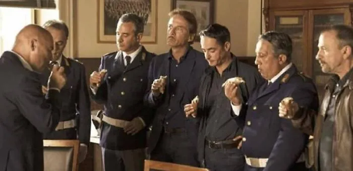 Il commissario Montalbano e il ricordo collettivo del dottor Pasquano con una mangiata di cannoli