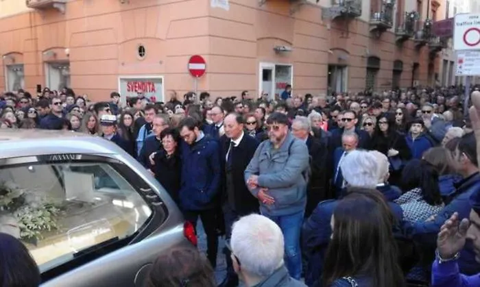 Ai funerali di Nicoletta il dolore del padre: &laquo;Non sono riuscito a salvarla&raquo;