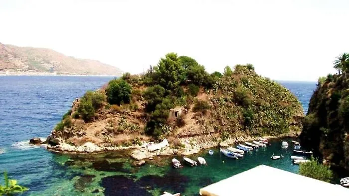 Venduta a Taormina l'Isola delle Sirene, ma Messina si ribella: &laquo;&Egrave; nostra&raquo;