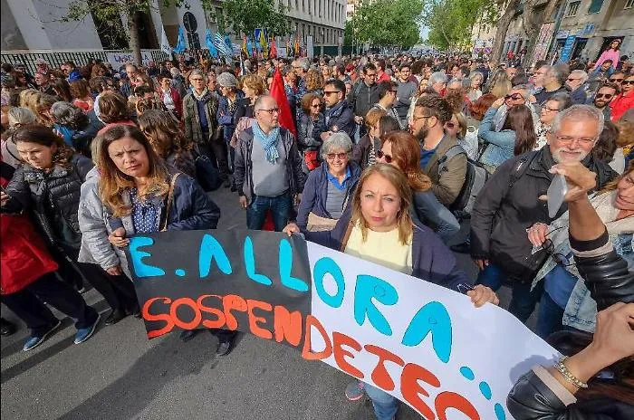 Prof sospesa, centinaia in piazza a Palermo: &laquo;E allora sospendeteci tutti&raquo;