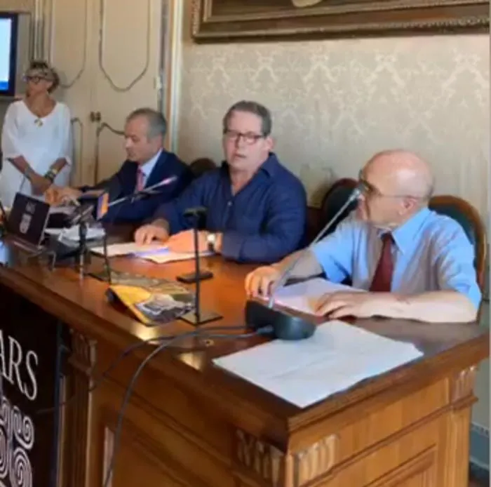 Miccich&egrave; alla cerimonia del ventaglio: &laquo;Mi diffamano. La calunnia &egrave; un venticello...&raquo;